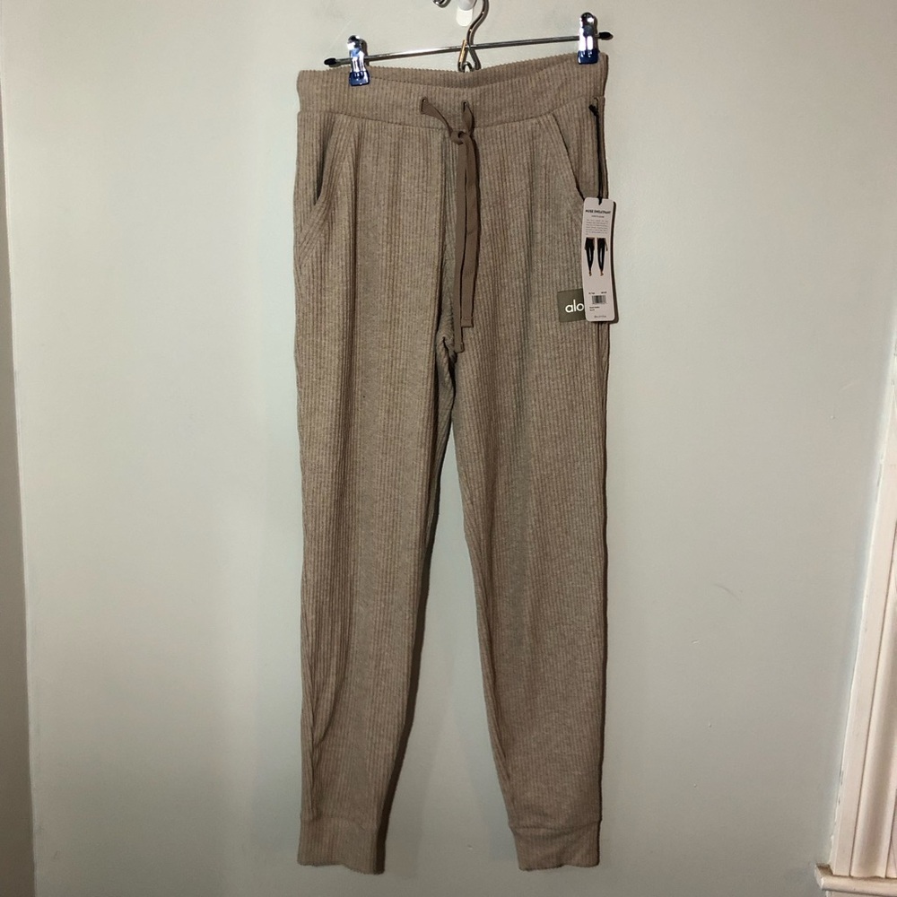 NWT Alo yoga muse sweatpants gravel Heather M soft cozy lounging joggers - Picture 2 of 12